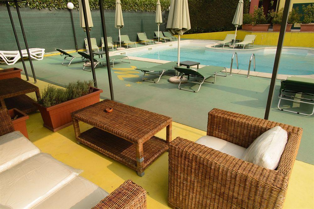Front Hotel Motel Residence S מראה חיצוני תמונה